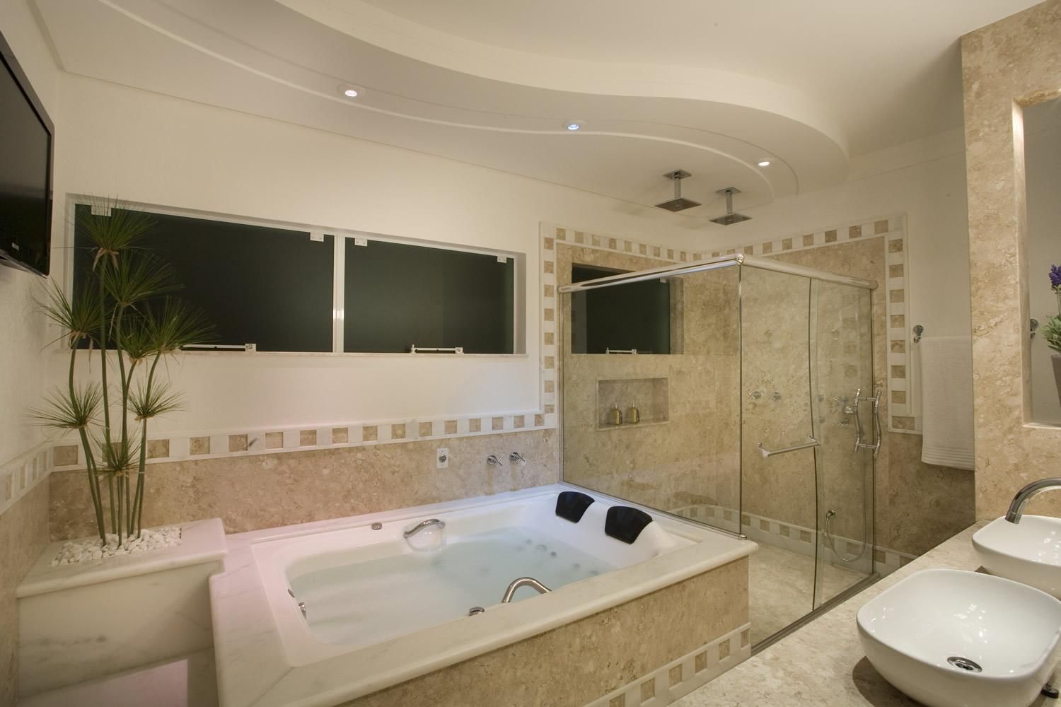 Banheira de hidromassagem: como transformar o banheiro em um espaço de relaxamento