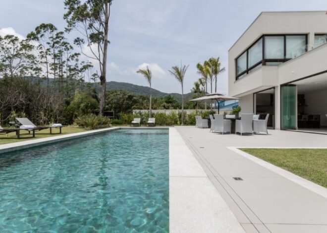 Piscina retangular: como aproveitar o formato no projeto