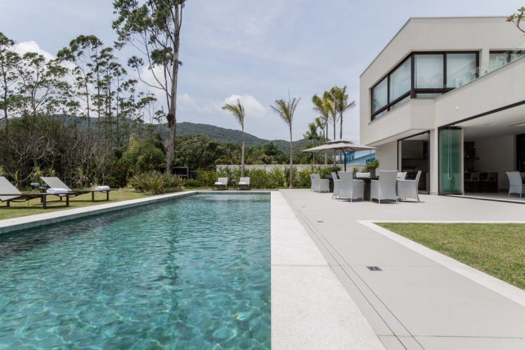 Piscina retangular: como aproveitar o formato no projeto